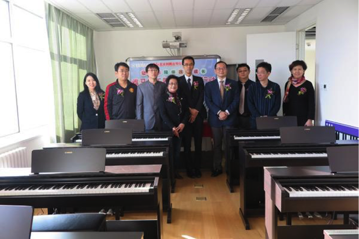 音乐之声暖寒冬 713贵宾会检测线路乐器捐赠爱心行动走进中国儿童中心艺术宫