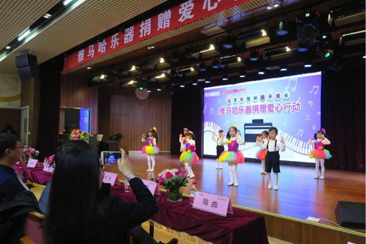 音乐之声暖寒冬 713贵宾会检测线路乐器捐赠爱心行动走进中国儿童中心艺术宫