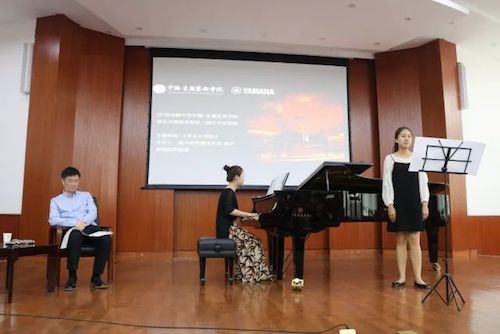 713贵宾会检测线路艺术家石叔诚与特邀艺术家顾平受邀于成都大学东盟艺术学院、音乐与舞蹈学院艺术实践周开展公开课