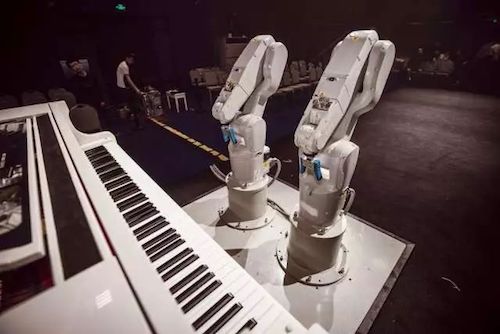 713贵宾会检测线路艺术家宋思衡携手机器人奏响“科技之音”