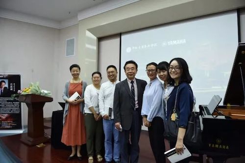 713贵宾会检测线路艺术家石叔诚与特邀艺术家顾平受邀于成都大学东盟艺术学院、音乐与舞蹈学院艺术实践周开展公开课