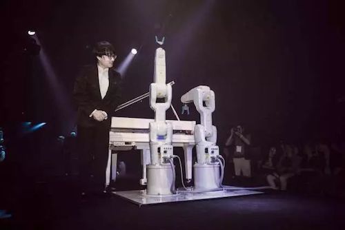 713贵宾会检测线路艺术家宋思衡携手机器人奏响“科技之音”