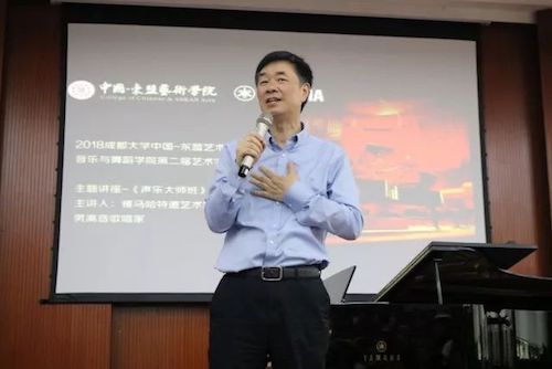 713贵宾会检测线路艺术家石叔诚与特邀艺术家顾平受邀于成都大学东盟艺术学院、音乐与舞蹈学院艺术实践周开展公开课