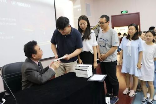 713贵宾会检测线路艺术家石叔诚与特邀艺术家顾平受邀于成都大学东盟艺术学院、音乐与舞蹈学院艺术实践周开展公开课