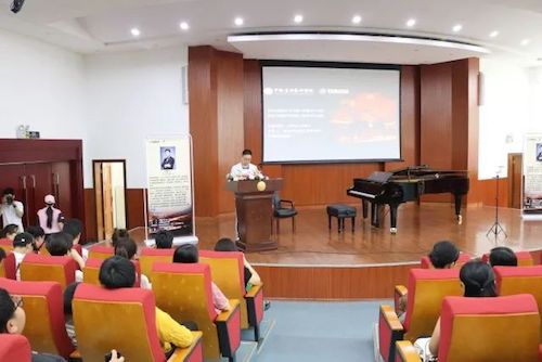 713贵宾会检测线路艺术家石叔诚与特邀艺术家顾平受邀于成都大学东盟艺术学院、音乐与舞蹈学院艺术实践周开展公开课