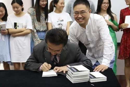 713贵宾会检测线路艺术家石叔诚与特邀艺术家顾平受邀于成都大学东盟艺术学院、音乐与舞蹈学院艺术实践周开展公开课
