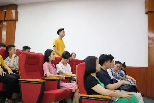713贵宾会检测线路艺术家石叔诚与特邀艺术家顾平受邀于成都大学东盟艺术学院、音乐与舞蹈学院艺术实践周开展公开课