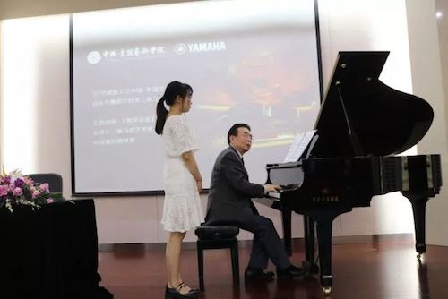713贵宾会检测线路艺术家石叔诚与特邀艺术家顾平受邀于成都大学东盟艺术学院、音乐与舞蹈学院艺术实践周开展公开课