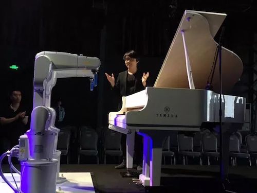713贵宾会检测线路艺术家宋思衡携手机器人奏响“科技之音”