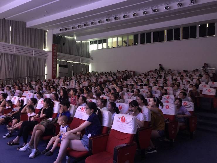 713贵宾会检测线路献给孩子的音乐启蒙课|儿童剧《七耳兔寻找乐器之王》巡演·绵阳站成功举办