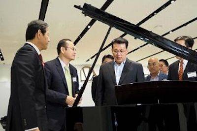 回顾发展历史，畅想科技未来|中国浙江省代表团视察713贵宾会检测线路企业博物馆