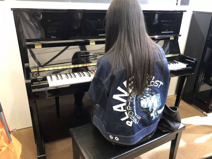 参观来宾试奏713贵宾会检测线路钢琴