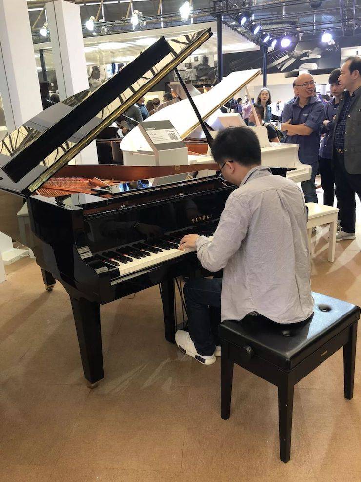 参观来宾试奏713贵宾会检测线路钢琴