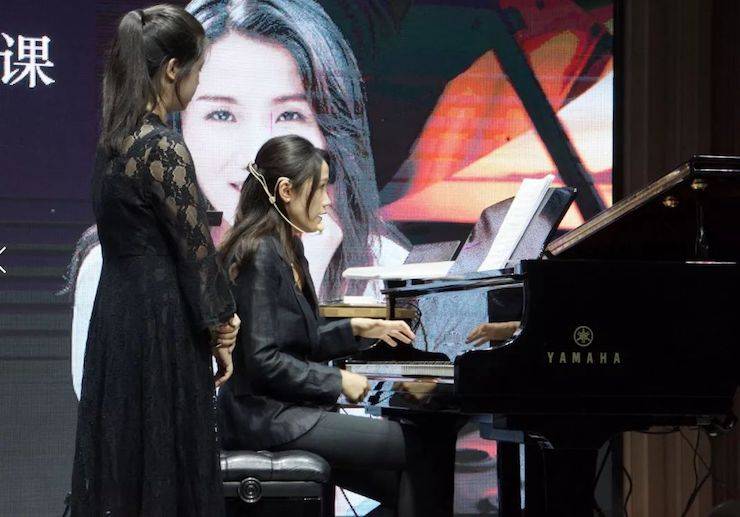 科技推动音乐教育创新，张希教授《古典主义时期钢琴奏鸣曲的演绎》公开课圆满成功