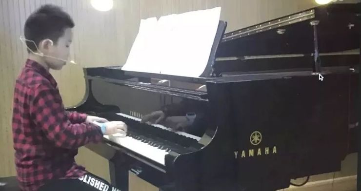 713贵宾会检测线路特邀艺术家白志娴